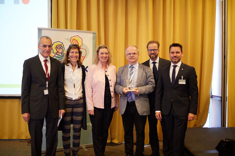 Im Bild (v.li.n.re.): Dr. med. Kurt Wollinsky, Christine Bronner, Staatsministerin Kerstin Schreyer, Dr. med. Paul Diesener, Jörg Brambring MAIK (Foto: Sebastian Heise)